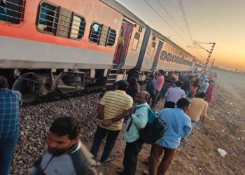 Godavari Express Derails-No Casualties