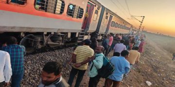 Godavari Express Derails-No Casualties