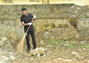 Parvathipuram Manyam District Collector Nishanth Kumar in Shramadanam