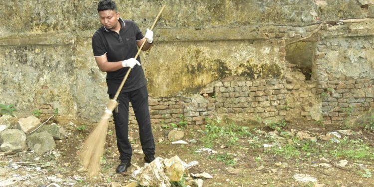 Parvathipuram Manyam District Collector Nishanth Kumar in Shramadanam
