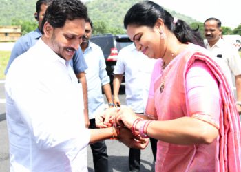 వైఎస్.జగన్కు రాఖీ కట్టిన వైద్య ఆరోగ్య శాఖ మంత్రి