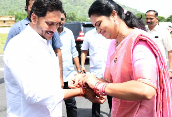 వైఎస్‌.జగన్‌కు రాఖీ కట్టిన వైద్య ఆరోగ్య శాఖ మంత్రి