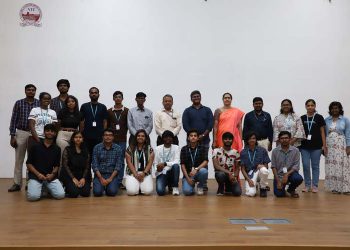 విశ్వవిద్యాలయ రిజిస్ట్రార్ డా|| జగదీష్ చంద్ర తోపాటు హార్మోనీ అన్లీషెడ్ ఆర్టిఫిషల్ ఇంటలిజెన్స్ సంగీత కచేరీలో పాల్గొన్న విద్యార్థులు మరియు అధ్యాపకులు