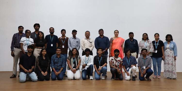 విశ్వవిద్యాలయ రిజిస్ట్రార్ డా|| జగదీష్ చంద్ర తోపాటు హార్మోనీ అన్లీషెడ్ ఆర్టిఫిషల్ ఇంటలిజెన్స్ సంగీత కచేరీలో పాల్గొన్న విద్యార్థులు మరియు అధ్యాపకులు