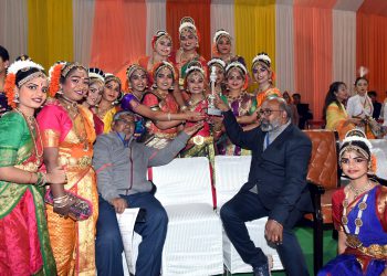 In the People’s Choice category, the government of Andhra Pradesh got the third position-పీపుల్ ఛాయస్ కేటగిరీలో ఆంధ్ర ప్రదేశ్ ప్రభుత్వ శకటానికి మూడో స్థానం లభించింది