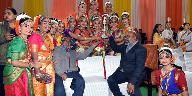 In the People’s Choice category, the government of Andhra Pradesh got the third position-పీపుల్ ఛాయస్ కేటగిరీలో ఆంధ్ర ప్రదేశ్ ప్రభుత్వ శకటానికి మూడో స్థానం లభించింది