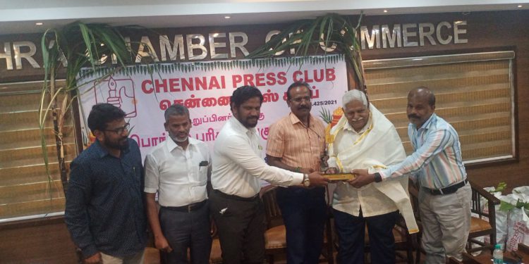Senior Journalist E.Gopal, Former President of Hindu Employees Union is being felicitated by Chenna Press Club on the occasion of Pongal Festival