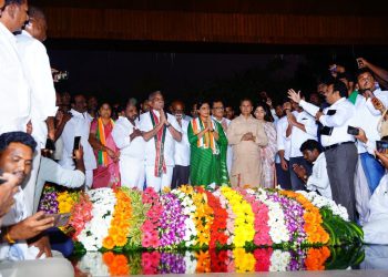 YS SHARMILA REDDY TAKING BLESSINGS OF HER FATHER