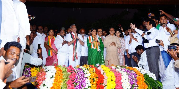 YS SHARMILA REDDY TAKING BLESSINGS OF HER FATHER