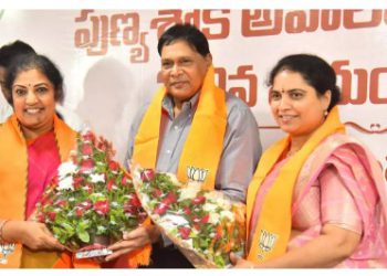 Nageswar Rao and Sudha Reddy joining BJP and exchanging pleasentaries with BJP State President D. Purandhareswari