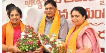Nageswar Rao and Sudha Reddy joining BJP and exchanging pleasentaries with BJP State President D. Purandhareswari