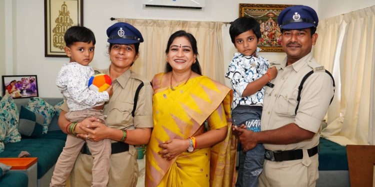 Constable Jayasanti met home minister Anita