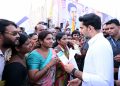 Greeting everyone affectionately, he received petitions from party workers and the public