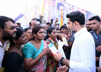 Greeting everyone affectionately, he received petitions from party workers and the public