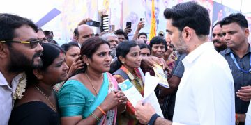 Greeting everyone affectionately, he received petitions from party workers and the public