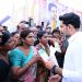 Greeting everyone affectionately, he received petitions from party workers and the public