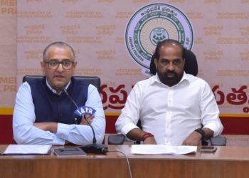 విలేకర్ల సమావేశంలో మాట్లాడుతున్న మంత్రి శ్రీ సత్య కుమార్. చిత్రంలో వీర పాండియన్ సౌరబ్ గౌర్, మంతెన సత్యనారాయణ రాజు