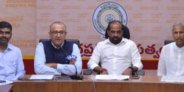 విలేకర్ల సమావేశంలో మాట్లాడుతున్న మంత్రి శ్రీ సత్య కుమార్. చిత్రంలో వీర పాండియన్ సౌరబ్ గౌర్, మంతెన సత్యనారాయణ రాజు
