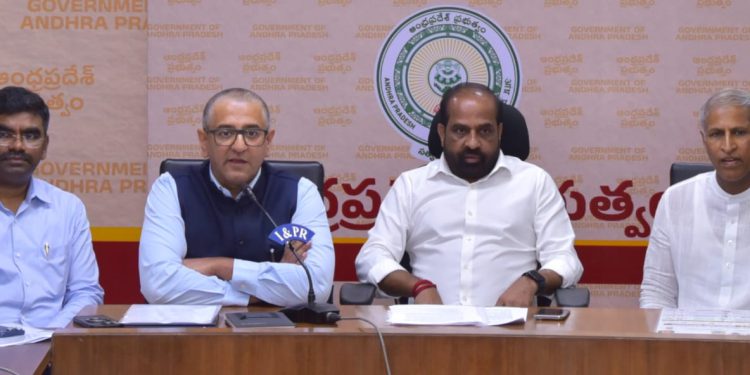 విలేకర్ల సమావేశంలో మాట్లాడుతున్న మంత్రి శ్రీ సత్య కుమార్. చిత్రంలో వీర పాండియన్ సౌరబ్ గౌర్, మంతెన సత్యనారాయణ రాజు