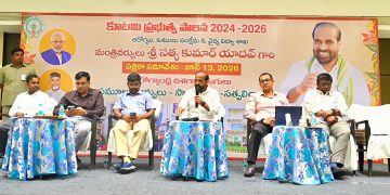 ప్రెస్ మీట్ లో మాట్లాడుతున్న మంత్రి sri సత్యకుమార్. చిత్రంలో రోణంకి గోపాలకృష్ణ, చక్రధర్ బాబు, సౌరబ్ గౌర్, విష్ణువర్ధన్.