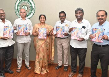 Minister Savitha unveils the 100th issue of ‘Navamalleetiga’