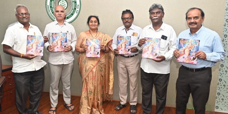 Minister Savitha unveils the 100th issue of ‘Nava Malleteega’
