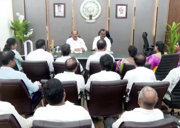 ఉద్యోగ సంఘాలతో మంత్రుల బృందం చర్చ – శ్రీకాకుళంలో తలపెట్టిన ఉద్యమ సన్నాహక సభ తాత్కాలిక వాయిదా – ETV Bharat