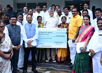Chief Minister Chandrababu Naidu hands over Cheque towards compensation to Veligonda project displaced families
