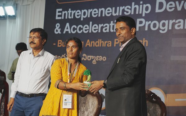Rs 7 crore business at the National Saras Mela